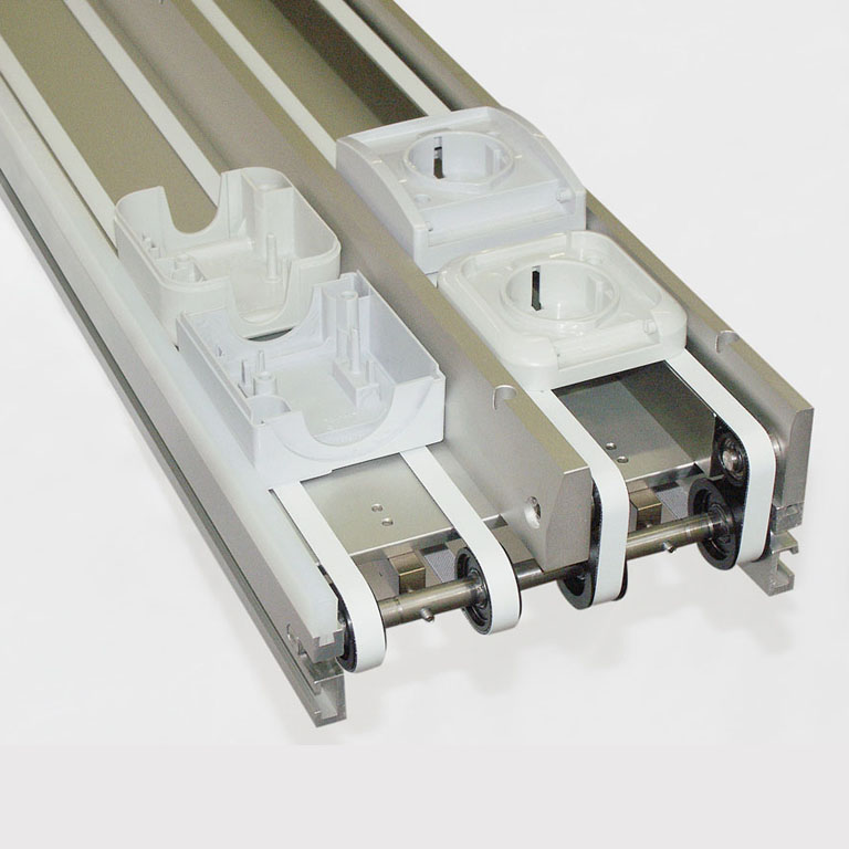 Zweifaches Doppelgurt-Förderband mit einem Antrieb und Freistellung. - Twofold double-belt conveyor with one drive and space.