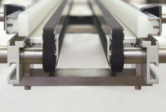 Spezielles Doppelgurt-Förderband mit Freistellung zwischen den Gurten. - Special double belt conveyor features a space between the belts.