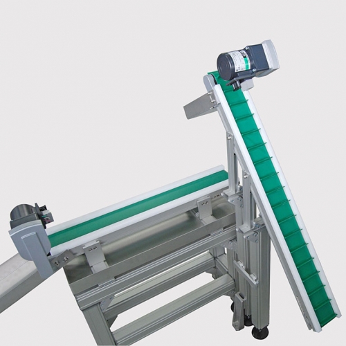 Zuführband aus Steigförderband und Förderband mit Wanne. - Feeding conveyor with rising conveyor and conveyor with a drip tray.