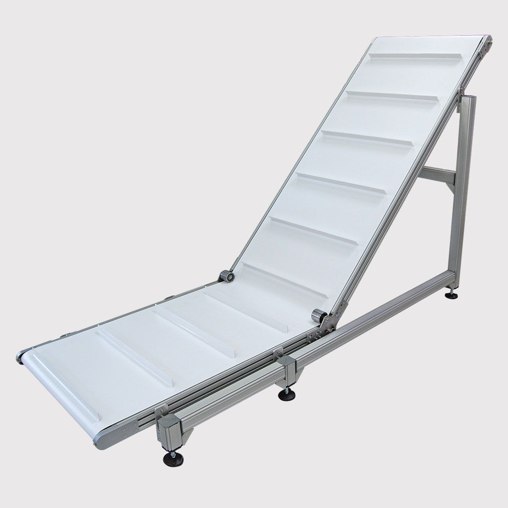 Steigförderband mit Knick überwindet Höhendifferenz. - Angled ascending conveyor can handle a height difference.