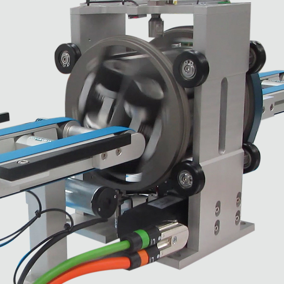 Das Wendemodul SOLTB-W ist eine Lösung zum Wenden von Werkstücken. - The SOLTB-W turning module is designed to turn over parts.