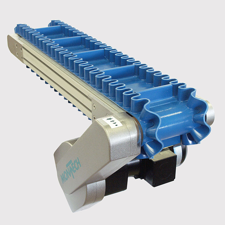 Das Grosstransportband GTB mit Wellenkantengurt transportiert Kleinstteile. - The corrugated sidewall GTB max conveyor is used to transport the smallest of parts.