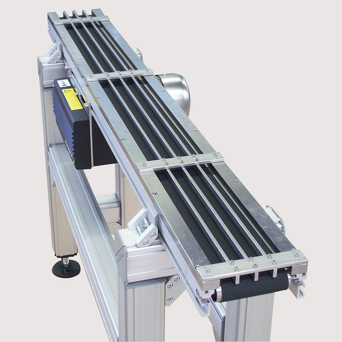 Transportband mit 4 Bahnen. - Conveyor with 4 tracks.