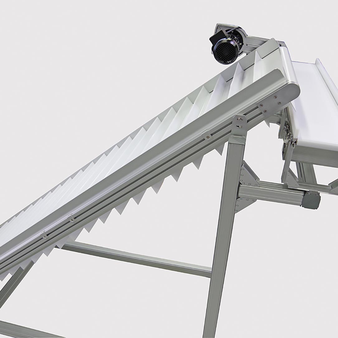 Incline conveyor with perpendicular discharge