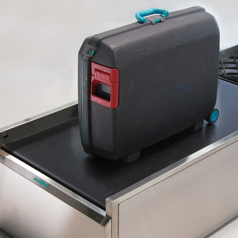 Förderband mit Waage und Gepäckstück. - Conveyor with scale and baggage.