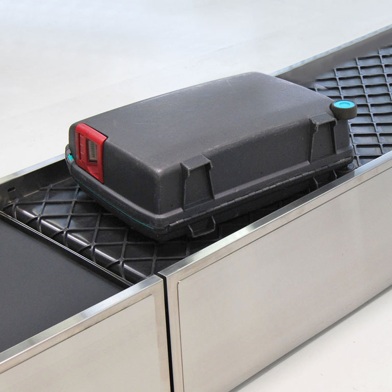 Förderband für Koffertransport mit Koffer. - Conveyor for baggage transport with baggage,