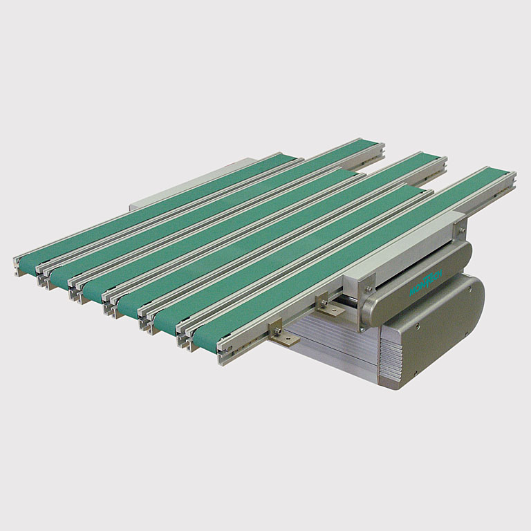 Bandkaskade mit sechs Gurten und einem Antrieb. - Daisy-chain conveyors with six belts driven by one drive.
