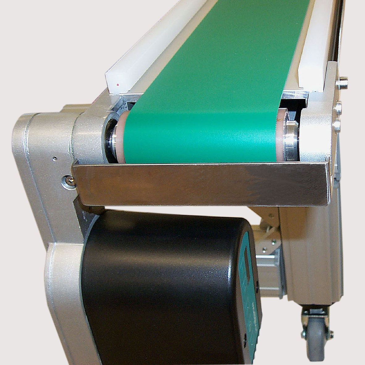Kleintransportband mit Ölaufangwanne. - Conveyor with drip pan.