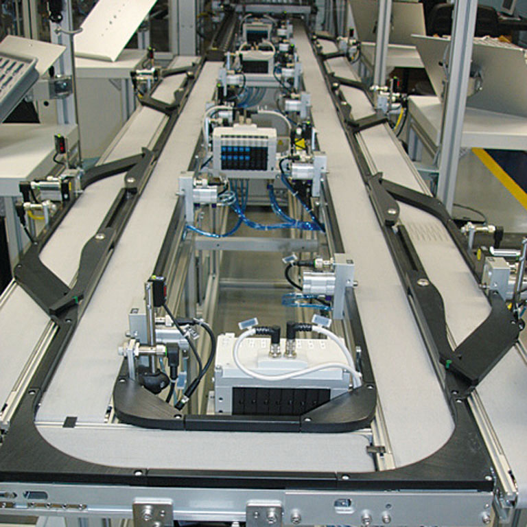 Längstransfersystem LTE mit Bypassbändern für Montageanlage. - Transfer system LTE with bypass belts for assembly line.