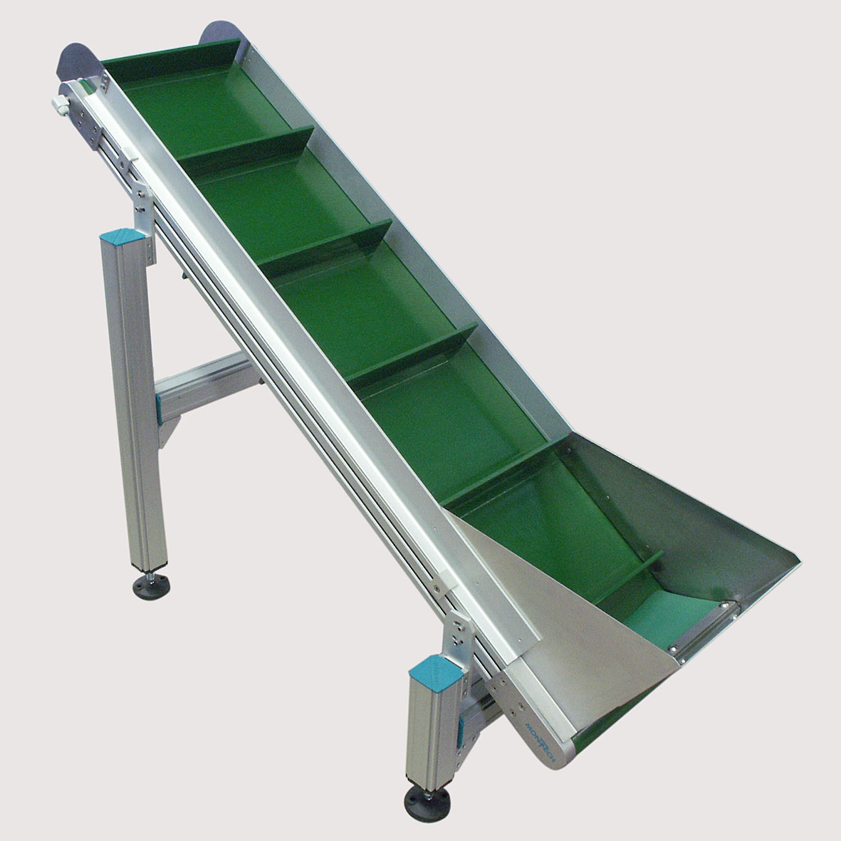 Steigbandförderer mit Stollen. - Inclined cleated conveyor.