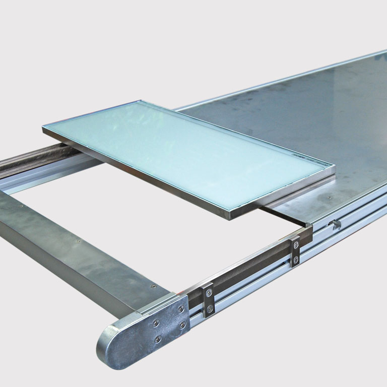 Förderband mit einer Glasabdeckung. - Conveyor with glass cover in the chassis.