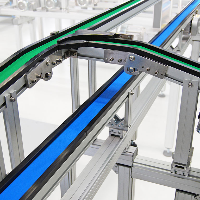 Förderband TB30 mit im Winkel einstellbarem Knick. - Conveyor TB30 with an adjustable angle.