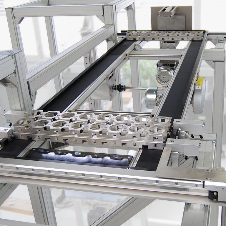 Puffer mit Querabschiebung für kundenspezifische Werkstückträger. - Buffer with lateral displacement for customer specific workpiece holders.
