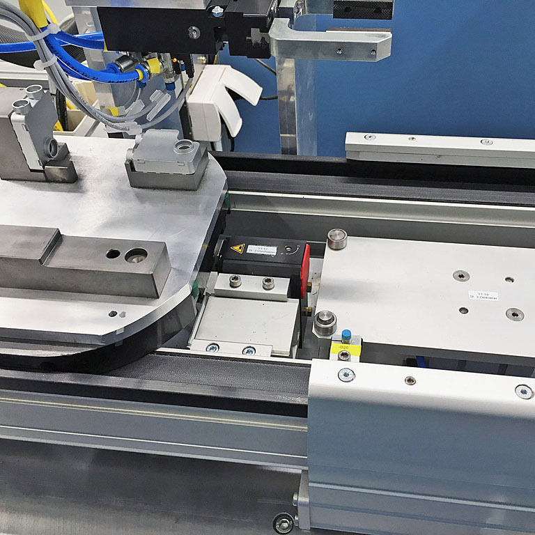 Transfersystem LT40 verbindet Montagezellen. - Transfer system LT40 connects assembly stations.