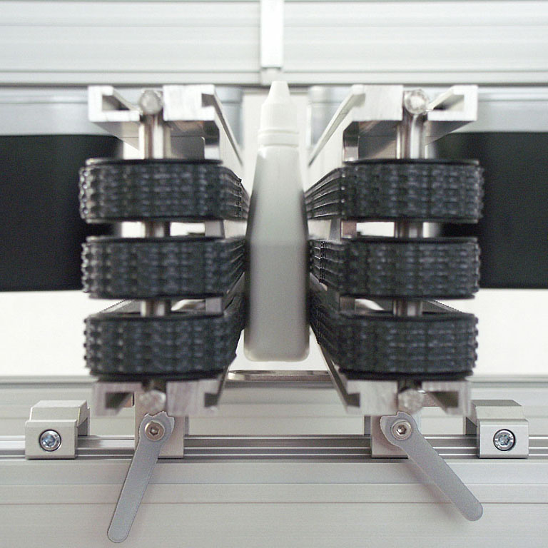 Kleintransportbänder KTB sind im Quick-Set-Rahmen vertikal montiert. - KTB minidrive conveyors are mounted in the quick set frame vertically.