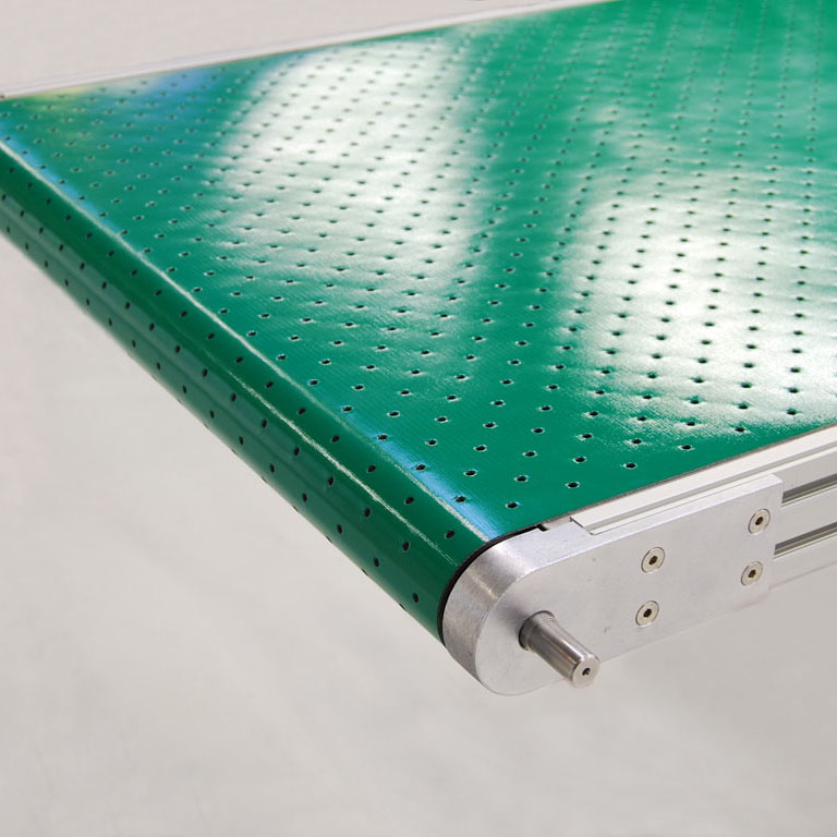 Förderband mit Vakuum transportiert Papierbögen. - Vacuum conveyor transports paper sheets.