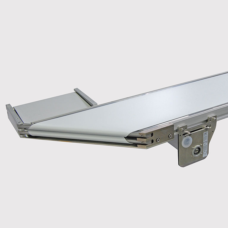 Förderband mit 45-Grad Bandende am Auslauf. - Conveyor with 45 degree end section at the outlet.