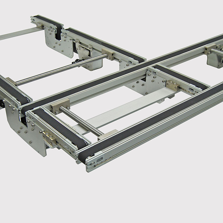 Das Wippenband wird mit einer Hubeinheit gehoben. - A lifting unit lifts the rocker conveyor.