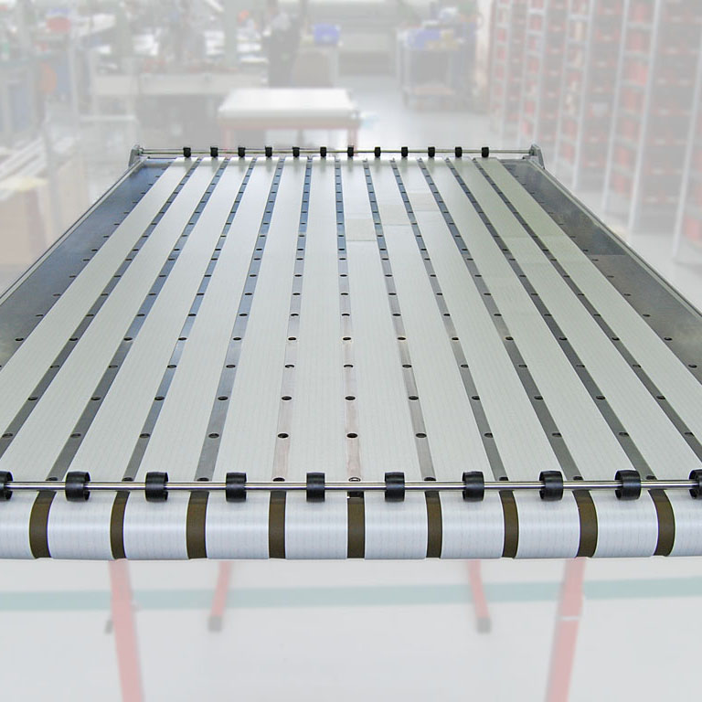 Das 12-spurige Förderband hat nur einen Antrieb. - The 12 track conveyor features only one drive.
