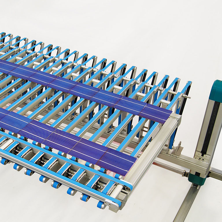 Solarzellen werden als Paket der Stringermaschine zugeführt. - Cells are transferred to a stringing machine as a package.