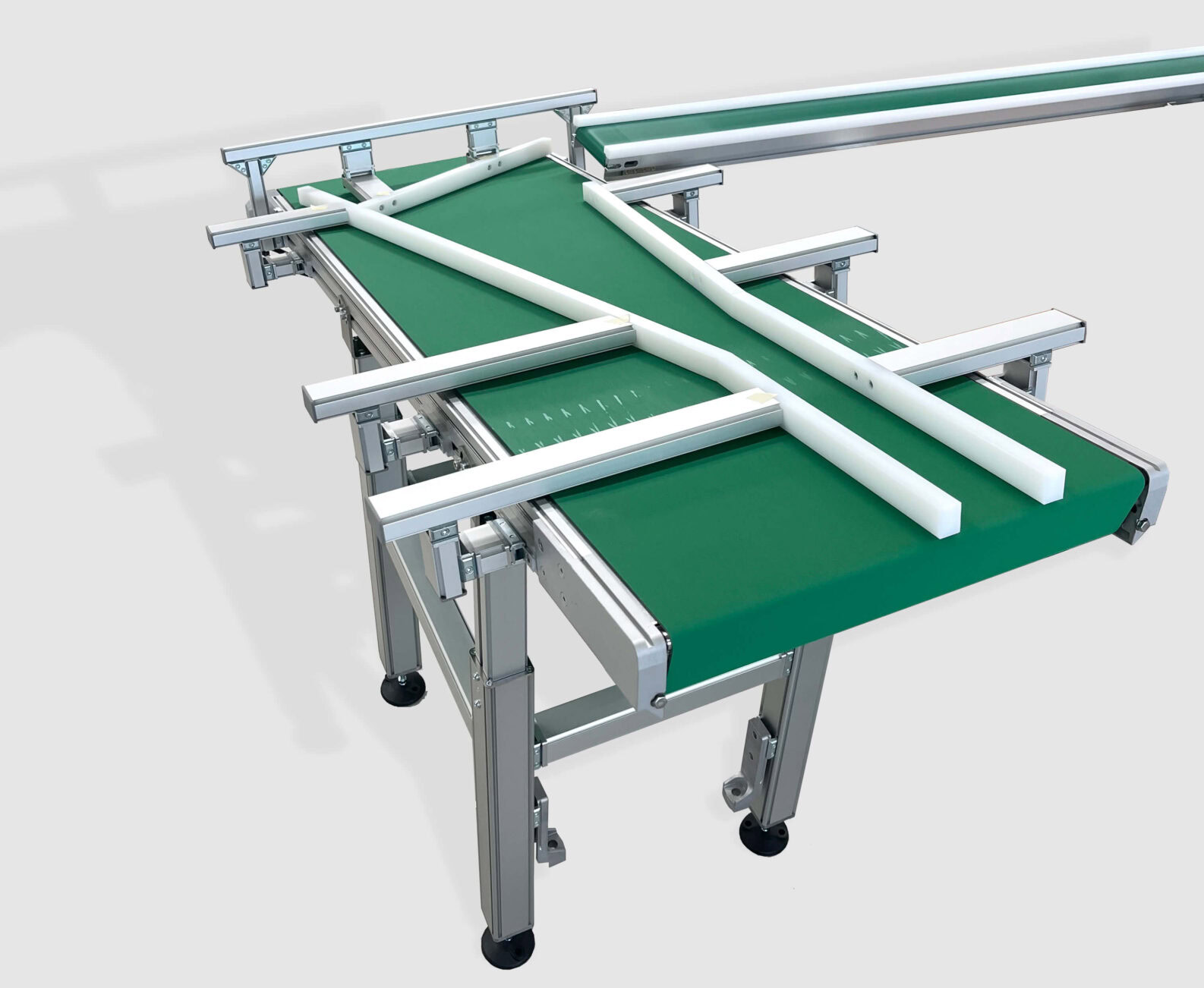 Flexible conveyor system for automatic product alignment